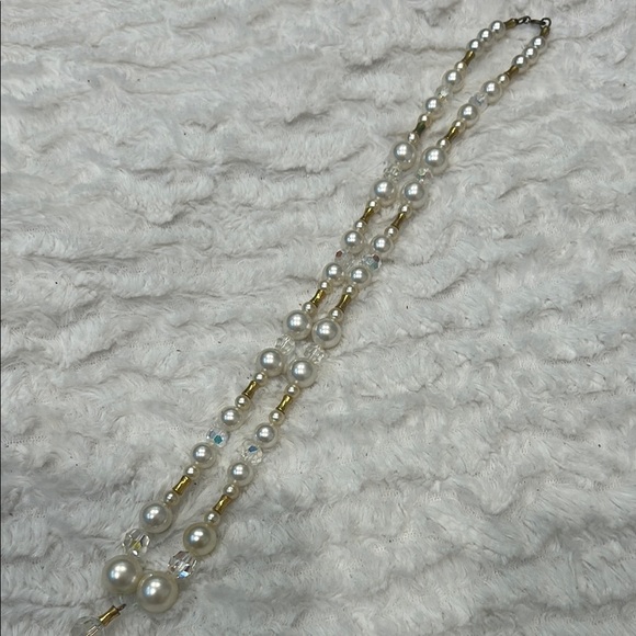 Vintage Gold and White Necklace with Elegant Design - Picture 4 of 10